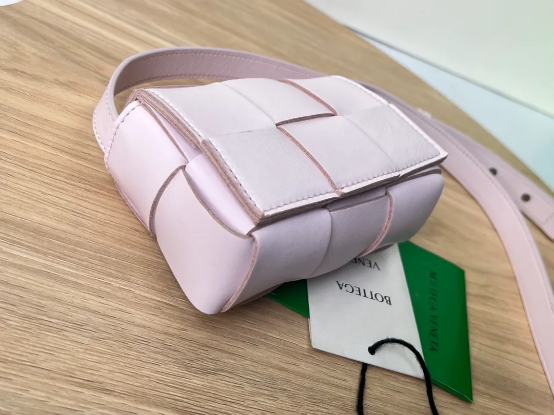 The new sheepskin checkered Mini cassette Bag. This cutie has been blown away even before it’s shipped. Available in waxed leather/sheepskin. Both leathers have a special texture to the touch. The cute cutie has a stunning appearance. 💓Super delicate and cute. Although it can’t fit a mobile phone, it can hold a lot of everyday cuties. It can be used as an ornament or a small bag. The mini Tabby can always add points to the look just right. A cutie with a 100% repeat rate when traveling. Get the same style as the street item. The shoulder strap is just right for one shoulder or crossbody. It’s perfect~ Size: 12x8x4 Style No.: 6813